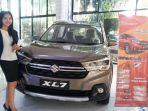 pegawai-suzuki-kamboja-memperlihatkan-mobil-suzuki-xl7.jpg