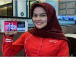 pegawai-telkomsel-dea-memperlihatakan-paket-combo-sakti-solusi-komunikasi-lancar-di-masa-pandemi.jpg