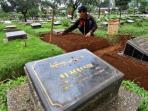 pekerja-tengah-membersihkan-area-makam-kuburann.jpg