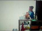 pelaku-pencurian-handphone-terekam-cctv-di-toko-milik-heri-jumat-11122020.jpg