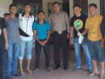 pelaku-yang-mencoba-menyembelih-isterinya-gara-gara-cemburu-saat-diamankan-polisi_20180521_215057.jpg