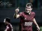 pemain-psm-makassar-willem-jan-pluim-melakukan-selebrasi-seusai-mencetak-gol_20180427_012241.jpg