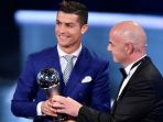 pemain-real-madrid-cristiano-ronaldo-kiri-menerima-penghargaan-pemain-pria-terbaik-fifa_20170110_075203.jpg