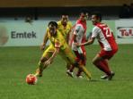 pemain-sriwijaya-fc-berebut-bola-dengan-pemain-psm-makasar_20161017_131809.jpg