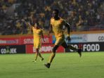 pemain-sriwijaya-fc-ndiaye-melakukan-selebrasi-setelah-berhasil-menjebol-gawang-persela-lamongan_20180603_045436.jpg