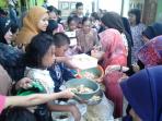 pembagian-bubur-muharam.jpg