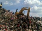 pemulung-di-antara-alat-alat-berat-yang-membuang-sampah-di-tpa-bantar-gebang_20151106_063159.jpg