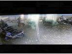 pencurian-sepeda-motor-di-masjid-al-ihsan-sukarami-palembang.jpg