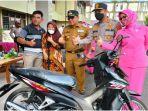 pengantin-baru-dapat-motor-hadiah-vaksin-di-lubuklinggau-senin-1712022.jpg