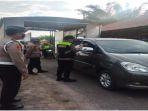 pengecekan-suhu-tubuh-kepada-tamu-yang-memasuki-mapolres-ogan-ilir-kamis-1762021-pagi.jpg