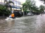 pengendara-motor-terobos-banjir-di-samping-kantor-gubernur_20151126_172649.jpg