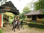 pengunjung-sedang-berjalan-di-kawasan-bukit-siguntang_20150713_115737.jpg