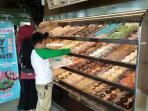 pengunjung-sedang-memilih-donat-di-dunkin-donuts-jalan-demang-lebar-daun-minggu-15_20160501_152054.jpg