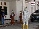 penyemprotan-disinfektan-di-rumah-wakil-bupati-oku-selatan.jpg