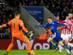 penyerang-leicester-jamie-vardy-biru-menyelipkan-bola-di-sela-sela-kaki-kiper-stoke-city_20160124_102103.jpg
