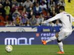 penyerang-real-madrid-cristiano-ronaldo-melepaskan-tendangan-penalti-ke-gawang-levante_20160303_115009.jpg