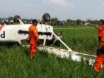 pesawat-jatuh-di-sawah_20160830_131821.jpg