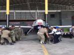 pesawat-susi-air-ditarik-paksa-satpol-pp22323.jpg