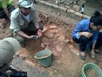 peserta-field-archaeology-tengah-menggali-situs-di-bukit-siguntang-palembang-rabu-8102014-1.jpg