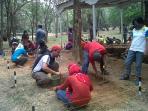 peserta-field-archaeology-tengah-menggali-situs-di-bukit-siguntang-palembang-rabu-8102014.jpg