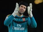 petr-cech-membalas-aplaus-suporter-di-stadion-emirates-seusai-arsenal_20160103_071822.jpg