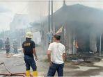 petugas-dibantu-warga-berjibaku-padamkan-api-kebakaran-simpang-bombat-rabu-2612022-siang.jpg