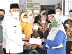 petugas-kebersihan-terima-zakat-dari-baznas-oki.jpg