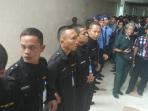 petugas-pengamanan-dalam-dpr-berbasis-menyambut-kedatangan-ketua-dpr-setya-novanto_20151207_194415.jpg