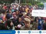 pilbup-muaraenim-ratusan-massa-pendukung-paslon-no-urut-1-3-datangi-kantor-panwaslu_20180628_132349.jpg
