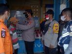 polisi-memakaikan-masker-kepada-seorang-warga-pengunjung-pasar-tradisional.jpg