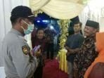 polisi-sektor-semboro-jember-saat-membubarkan-pesta-pernikahan.jpg