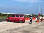 pos-penyekatan-gerbang-tol-kramasan-pada-hari-raya-idul-fitri-1-syawal-1442-hijriah.jpg