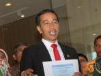 presiden-jokowi-saat-menyerahkan-surat-pemberitahuan-tahunan_20150406_115416.jpg