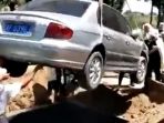 pria-di-china-dikubur-pakai-mobil_20180605_025014.jpg