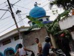 pria-naik-kubah-masjid-di-jambi.jpg
