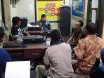 pria-yang-mencuri-padi-di-sawah-diintrogasi-di-polsek-kebakkramat.jpg