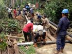 proses-pembangunan-jembaan-yang-menghubungkan-kebun-warga-yang-di-pelopori-oleh-bhabinkamtibmas_20180906_063253.jpg