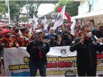 puluhan-massa-demo-di-pn-palembang-protes-istri-bandar-sabu-divonis-bebas-selasa-9112021.jpg