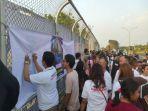puluhan-warga-menggelar-petisi-untuk-memberikan-dukungan.jpg