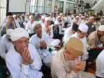 ratusan-jamaah-melakukan-doa-dan-dzikir-bersama-pada-haul-kh-zen-syukri_20180910_203541.jpg