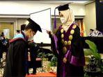 rektor-dr-sunda-ariana-mpd-mm-memindahkan-kuncir-saat-wisuda-ta-20202021-rabu-8122021.jpg