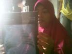 ria-susanti-menunjukkan-hasil-rontgen-paru-paru-anaknya-kabut-asap_20151103_160509.jpg