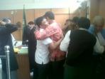 riamon-saat-berpelukan-bersama-bambang-karyanto_20150925_134237.jpg
