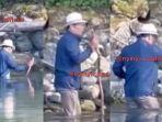 ridwan-kamil-sisir-sungai-aere-dengan-kayu-seadanya-untuk-cari-emmeril.jpg