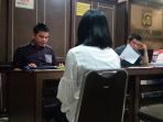rismita-saat-melaporkan-insiden-penkipuan-yang-dialaminya_20161204_165354.jpg