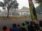 rombongan-singa-mania-mulai-memadati-halaman-griya-agung_20151016_135234.jpg