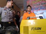 roni-saat-diamankan-di-polsek-kertapati_20161012_175900.jpg