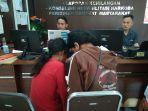 rs-kiri-ditemani-ibundanya-sri-kanan-saat-melapor-ke-spkt-polrestabes-palembang.jpg