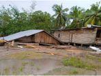 rumah-roboh-disapu-angin-ribut-di-banyuasin-rabu-192021.jpg
