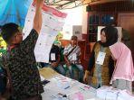 salah-satu-anggota-kpps-tps-39-seduduk-putih.jpg